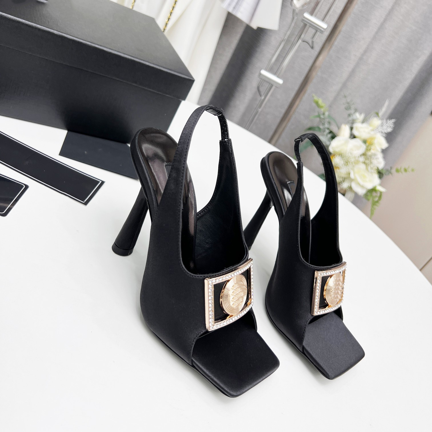 Designer Women's Summer Shoes High Heels La Medusa Mules Sandals Heel Ladies Fashion Chain Bridal Wedding Shoess hdfgdddg544
Designer Women's Summer Shoes High Heels La Medusa Mules Sandals Heel Ladies Fashion Chain Bridal Wedding Shoess hdfgdddg544