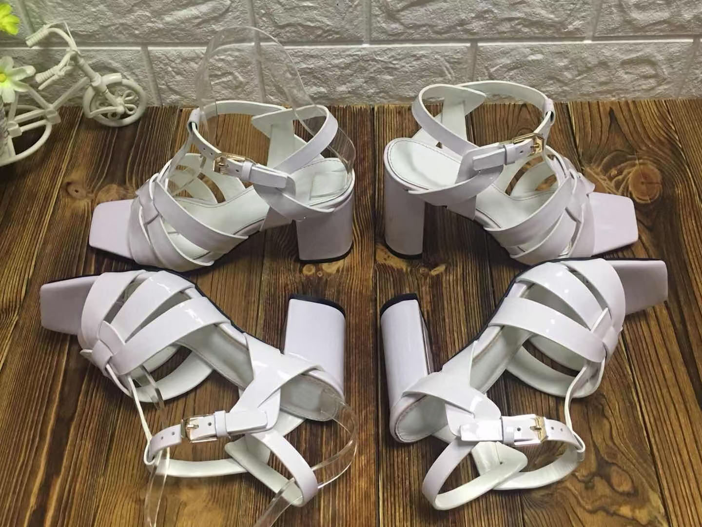 High quality thick heel sandals fashion patent leather leopard weave leather highs heels 7-9cm luxury designer women's wedding shoes 35-42
High quality thick heel sandals fashion patent leather leopard weave leather highs heels 7-9cm luxury designer women's wedding shoes 35-42