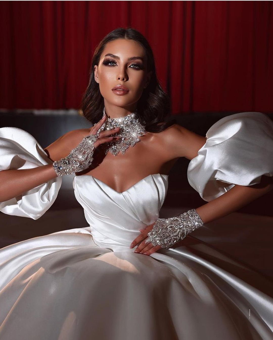 Fancy White Wedding Dress Sweetheart Strapless Bridal Gowns Puffy Sleeves Lace Appliques Chapel Train Robe de mariee