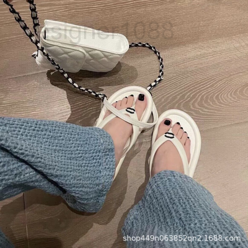 Sandals designer Xiaoxiangfeng herringbone sandals 2022 summer new solid color series simple breathable women's shoes with soft sole clip toe V98Z, 2# packing bag
Sandals designer Xiaoxiangfeng herringbone sandals 2022 summer new solid color series simple breathable women's shoes with soft sole clip toe V98Z, 2# packing bag