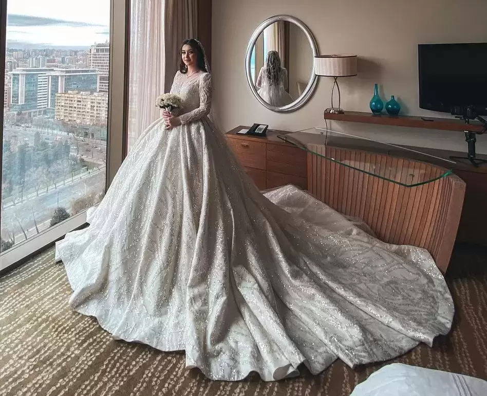 Luxury Princess Dubai Ball Gown Wedding Dresses V Neck Beaded Appliqued Embroidery Ruffles Two Shoulder Bridal Gown Vintage Plus Size robes de soiree