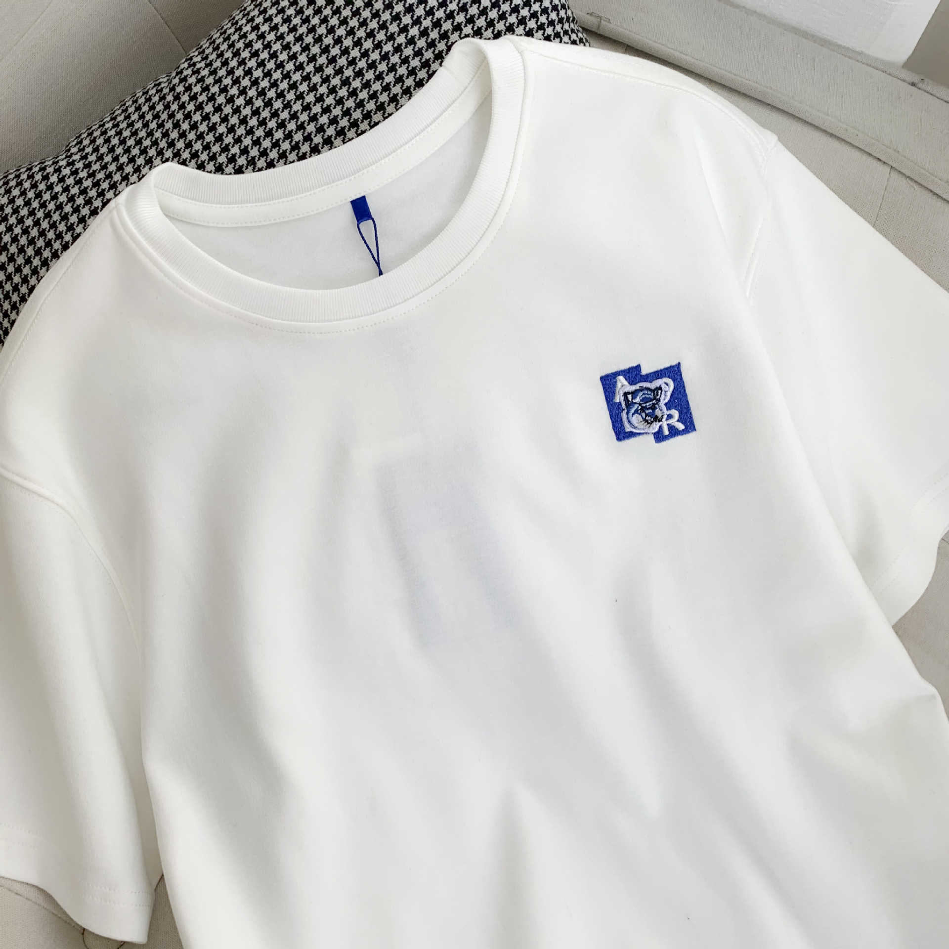 Ader Ouyang Nana same little fox head embroidery short sleeve loose high street T-shirt lovers half sleeve, Black
Ader Ouyang Nana same little fox head embroidery short sleeve loose high street T-shirt lovers half sleeve, Black