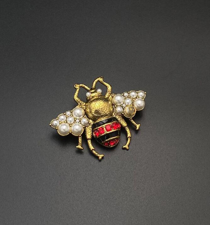 Brooches Gujia 2021s new style glass pearl bee clothing neckpin versatile fashion popular Brooch fashion original packagingcci
Brooches Gujia 2021s new style glass pearl bee clothing neckpin versatile fashion popular Brooch fashion original packagingcci