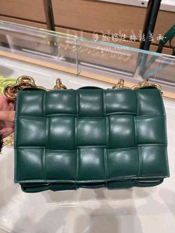 Product Handbags Venetas Designer Bottegas Early Autumn the Chain Casette Woven Chain Bag Pillow Bag, Take a picture to find the color
Product Handbags Venetas Designer Bottegas Early Autumn the Chain Casette Woven Chain Bag Pillow Bag, Take a picture to find the color