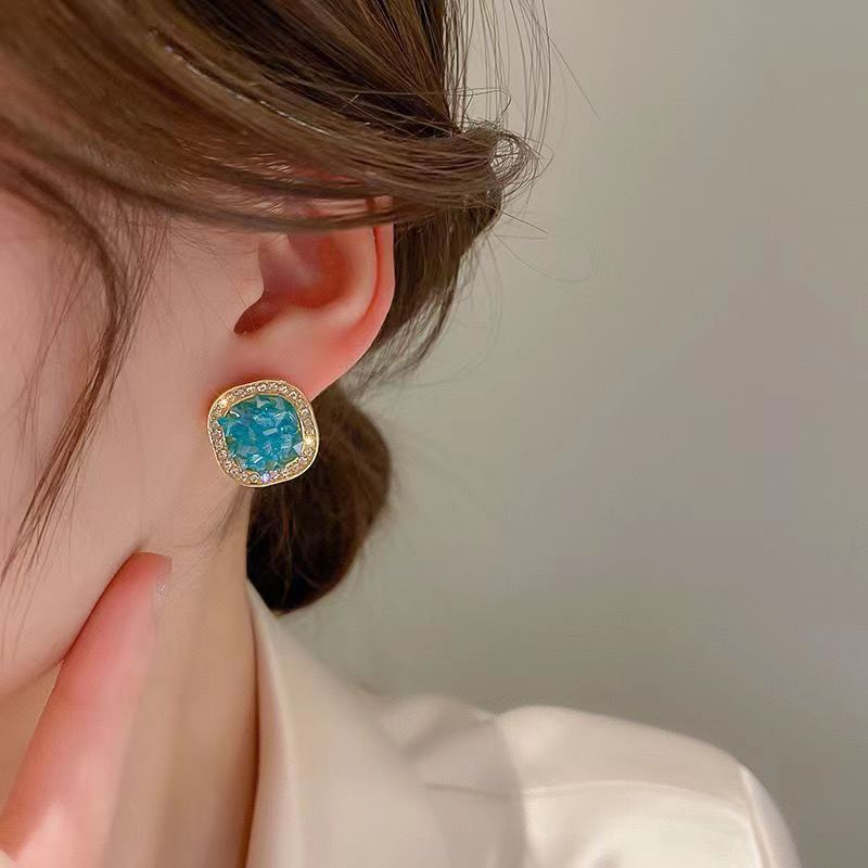 Light Luxury Small Fragrant Wind Earrings Green Diamond Inlaid Square Circle French Circle New Jewelry
Light Luxury Small Fragrant Wind Earrings Green Diamond Inlaid Square Circle French Circle New Jewelry