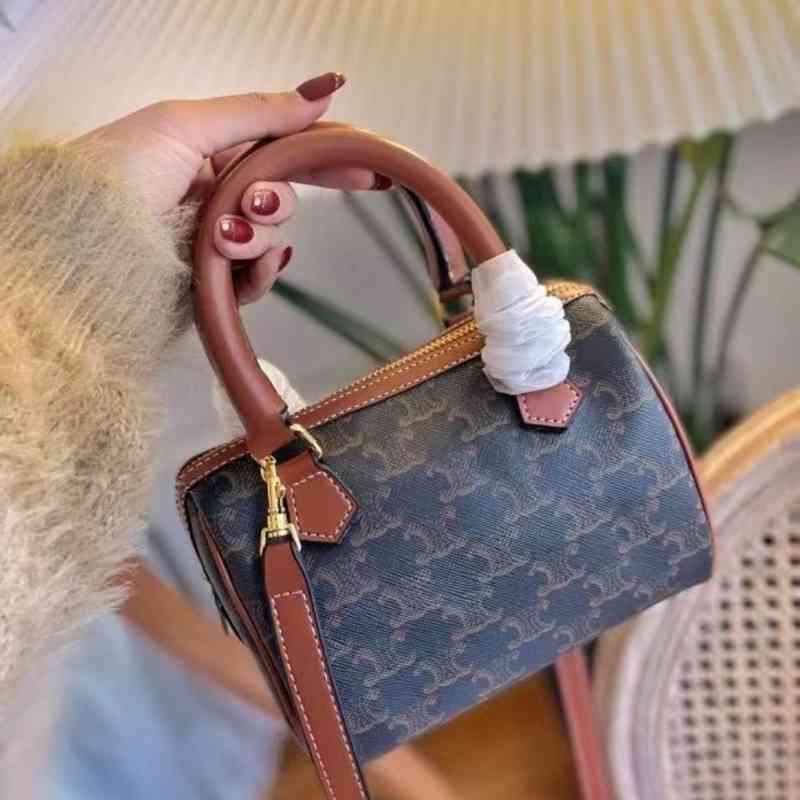Designer Bags and Handbags 2022 trend new Arc de Triomphe classic flower women's pillow retro large capacity versatile Messenger Shoulder Bag, Sky blue
Designer Bags and Handbags 2022 trend new Arc de Triomphe classic flower women's pillow retro large capacity versatile Messenger Shoulder Bag, Sky blue