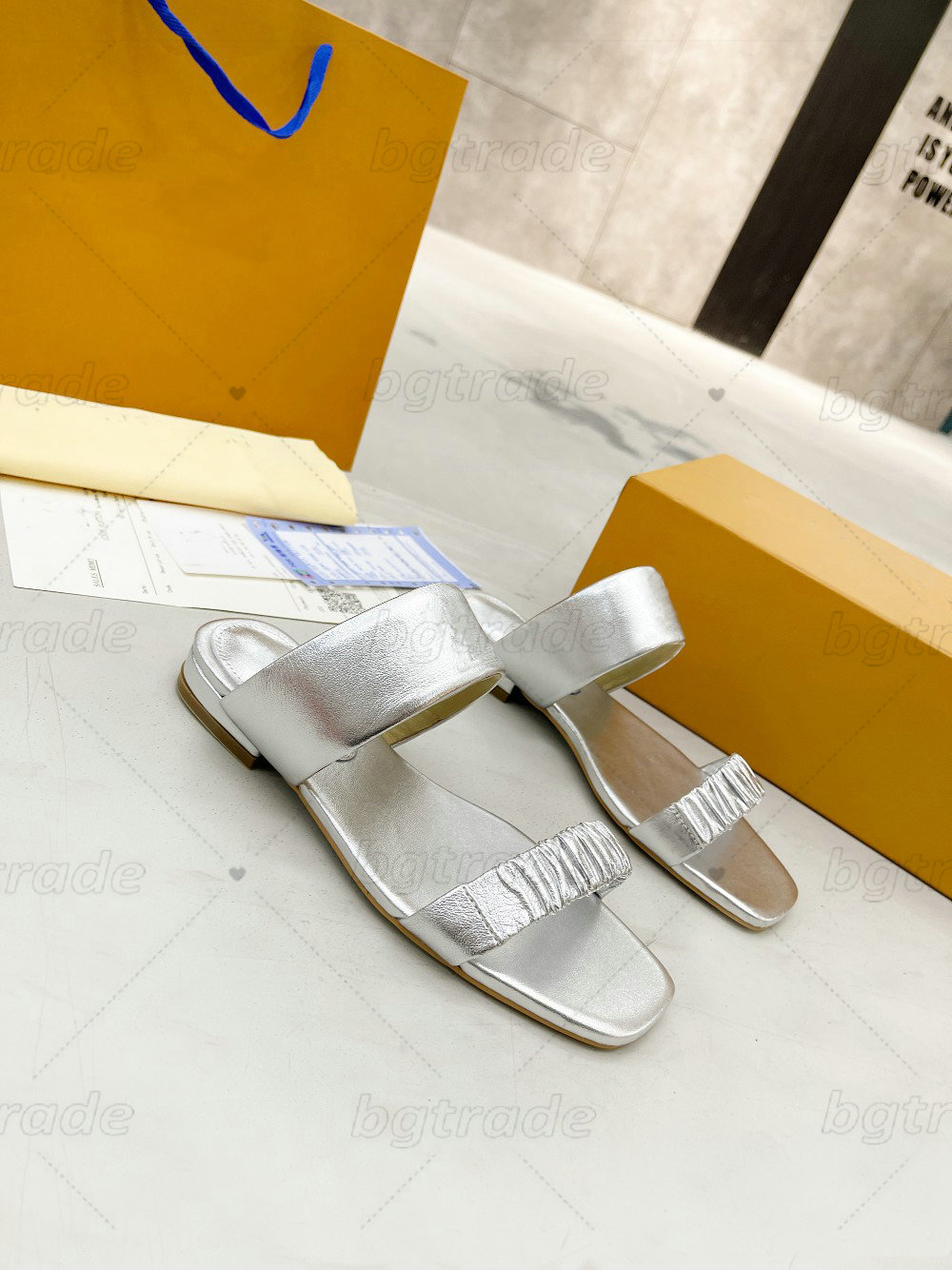New Summer Womens Paris Slippers slides Leatter Embossed Luxury Slide Sandal Silver Brown White Blue Multicolor Designer Casual Outdoor Beach Flip Flops
New Summer Womens Paris Slippers slides Leatter Embossed Luxury Slide Sandal Silver Brown White Blue Multicolor Designer Casual Outdoor Beach Flip Flops