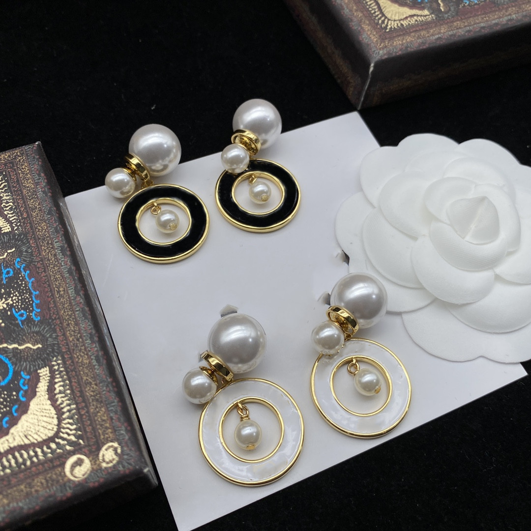 Luxury Designer Earrings Gold Tassel Pendants Elegant Earrings Women Fashion Glamour3
Luxury Designer Earrings Gold Tassel Pendants Elegant Earrings Women Fashion Glamour3