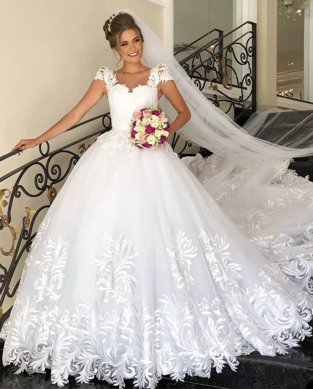 2022 Gorgeous Lace Applique Wedding Dresses Bridal Gown Tulle Sweep Train Cap Sleeves Sheer Neck Custom Made Plus Size Vestidos De Novia 403 B0312