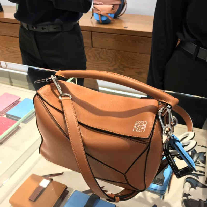 Bags Luxury Loews Women Leather Women's Bag 2022 Fashion Boston Puzzle Geometry Ling Lattice Messenger Hand Pillow, Caramel small
Bags Luxury Loews Women Leather Women's Bag 2022 Fashion Boston Puzzle Geometry Ling Lattice Messenger Hand Pillow, Caramel small