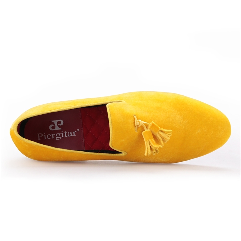 Piergitar New men velvet shoe with velvet tassel Party and Wedding men dress shoes British style men loafers fashion mens flats 210312