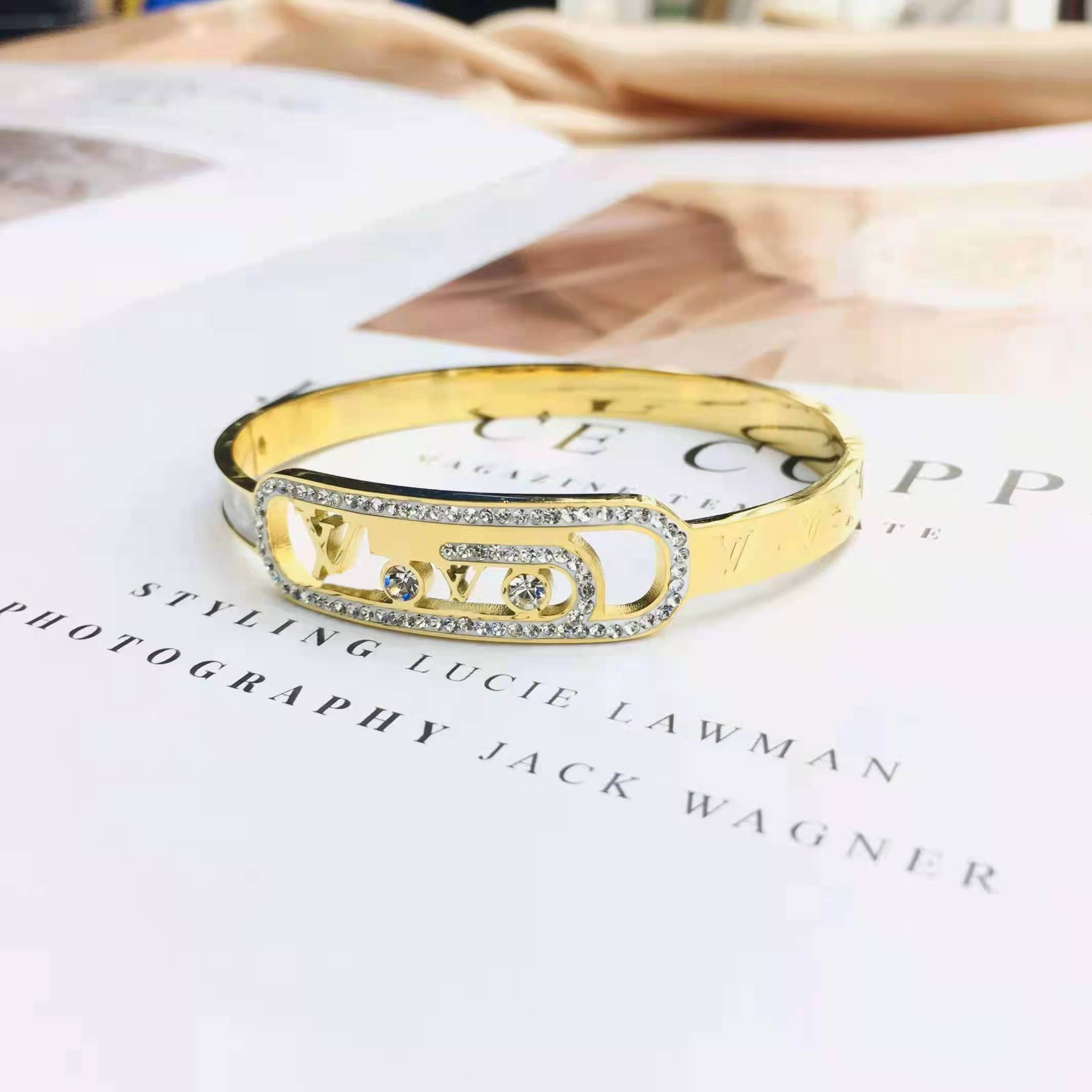 Europe America Fashion Style Bracelets Women Bangle Luxury Designer Jewelry Crystal 18K Gold Plated Stainless steel Lovers Gift Bangles Mens Bracelet ZG1092
Europe America Fashion Style Bracelets Women Bangle Luxury Designer Jewelry Crystal 18K Gold Plated Stainless steel Lovers Gift Bangles Mens Bracelet ZG1092