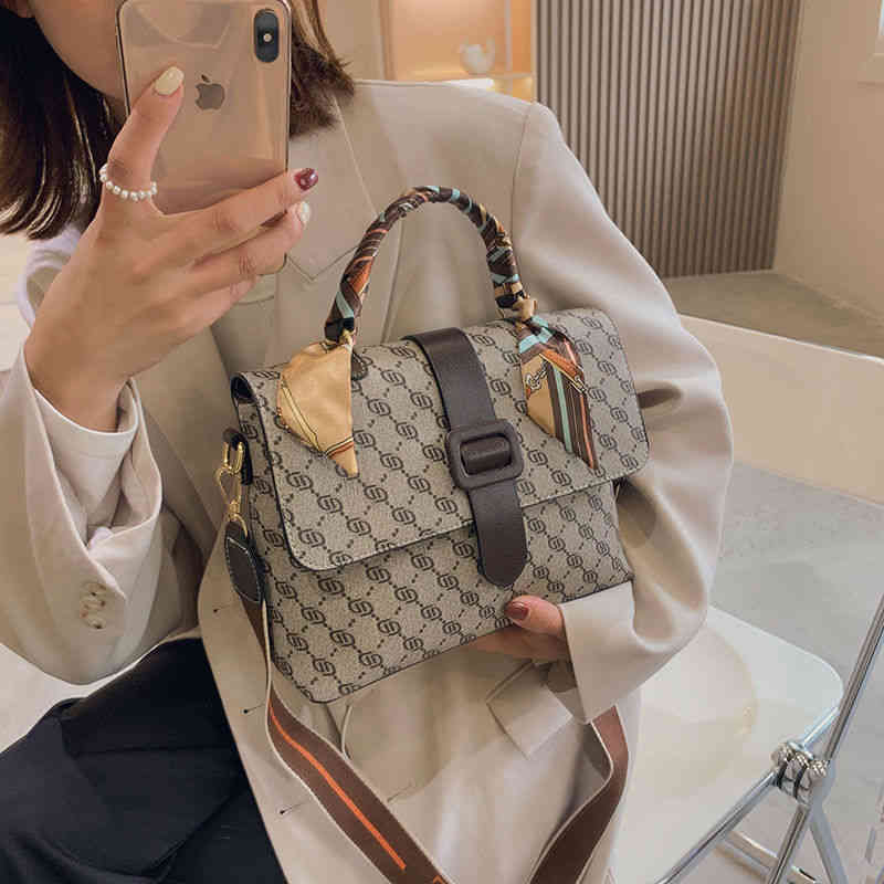 Women's bag autumn and winter version new small square bag letter printing portable messenger women's bag, Red
Women's bag autumn and winter version new small square bag letter printing portable messenger women's bag, Red