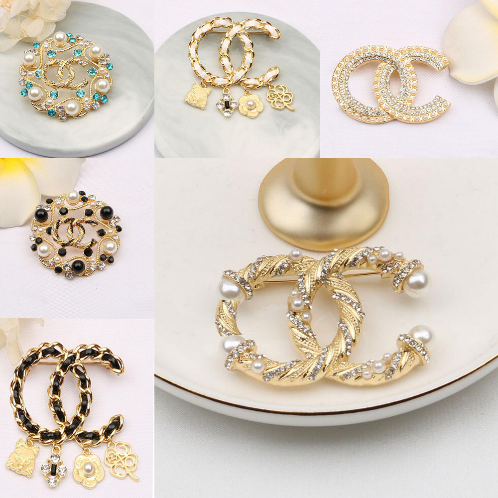 Famous Brand Designer Fashr Pearl Pins Brooches Women Rhinestone Bion Double Letter Gold Silver Multicolorooch Suit Pin Fashion Jew
Famous Brand Designer Fashr Pearl Pins Brooches Women Rhinestone Bion Double Letter Gold Silver Multicolorooch Suit Pin Fashion Jew