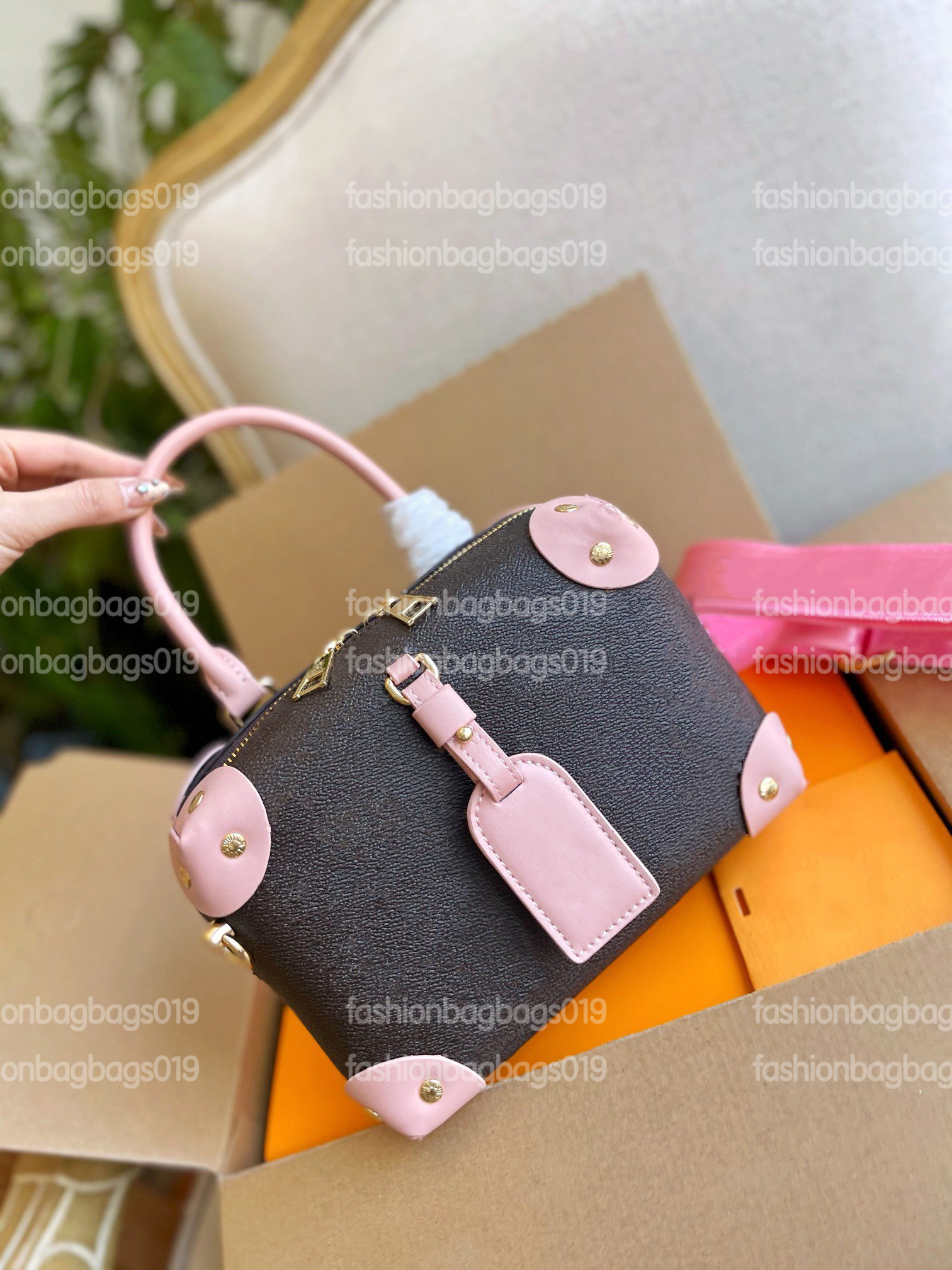 Fashioned M45393 Shoulder Bags Black Embossed Monograms Luggage Tag Riveted Leather Corners Versatility Small Cross Body Classic Petite Malle Souple Handbag
Fashioned M45393 Shoulder Bags Black Embossed Monograms Luggage Tag Riveted Leather Corners Versatility Small Cross Body Classic Petite Malle Souple Handbag