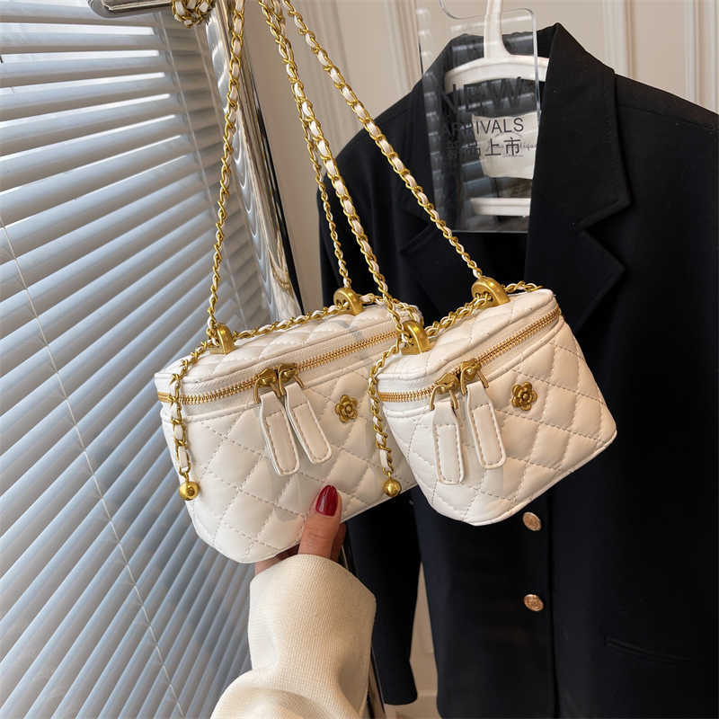Oblique cross bag women's new simple and versatile small fragrance chain small square bag leisure single shoulder bag mouth red envelope, Big black
Oblique cross bag women's new simple and versatile small fragrance chain small square bag leisure single shoulder bag mouth red envelope, Big black