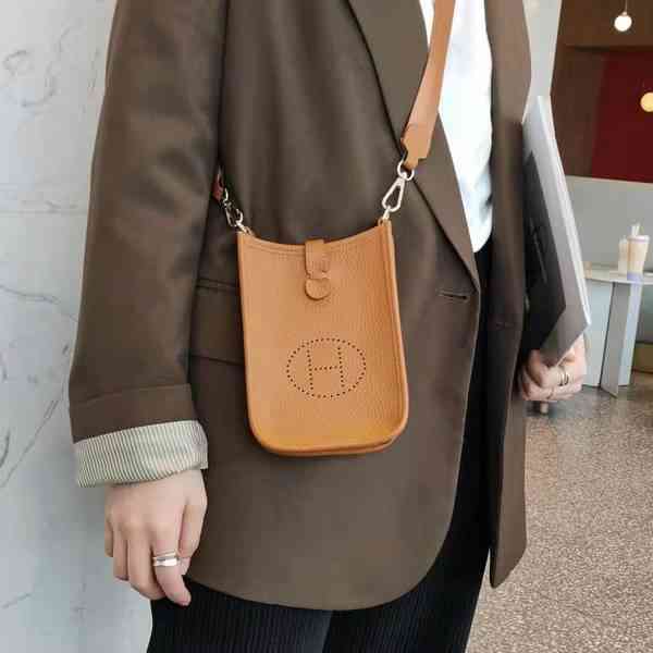 Herme Evelyn Leather womens bag straight head layer cowhide style hollowed out litchi pattern single shoulder diagonal cross mobile phone wm, Arm package
Herme Evelyn Leather womens bag straight head layer cowhide style hollowed out litchi pattern single shoulder diagonal cross mobile phone wm, Arm package
