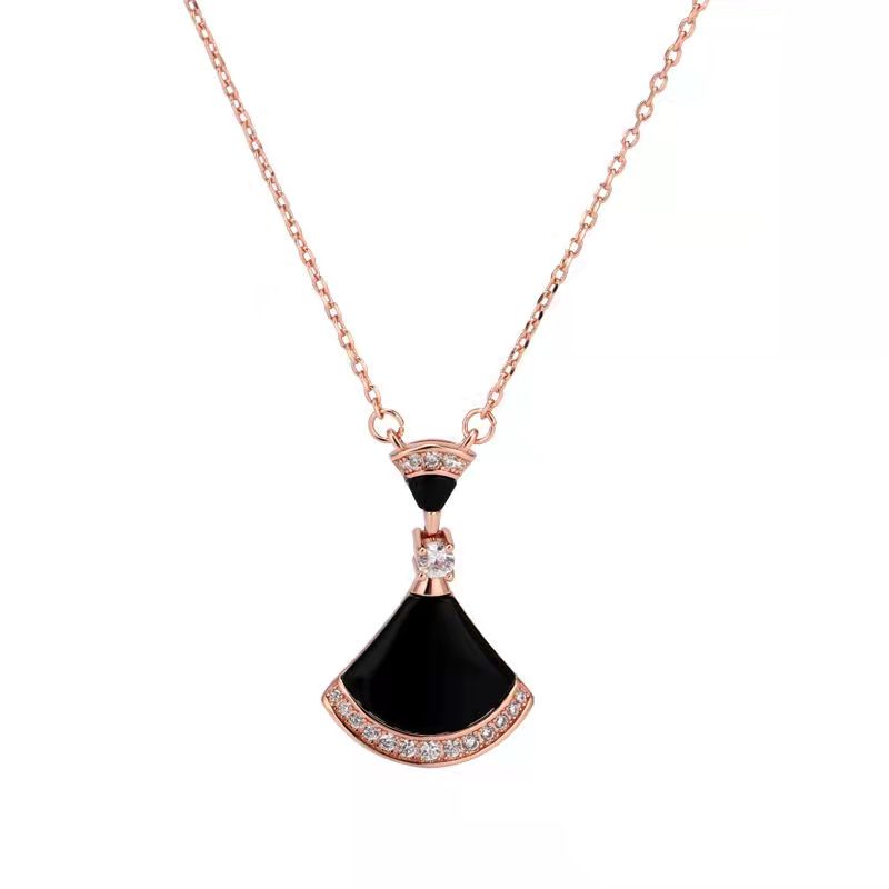 Top quality Luxury Designer Fan-shaped Pendant Necklaces Jewelry for Women Fashion Designers Brand Classic Simple and versatile Pendants Necklace for woman
Top quality Luxury Designer Fan-shaped Pendant Necklaces Jewelry for Women Fashion Designers Brand Classic Simple and versatile Pendants Necklace for woman