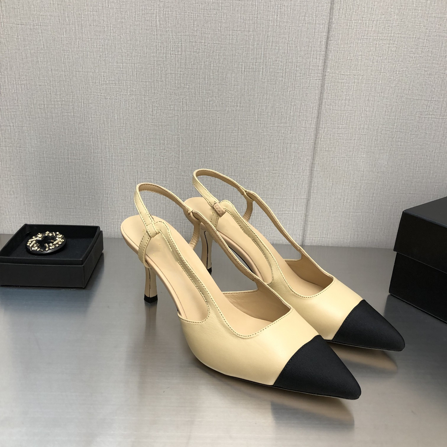 2022 Designer Sandals Slides shoes Woman Foam Runners Women Sandal genuine leather Luxury cone heels solid colorful flat soft comfort top quality size 35-41, White
2022 Designer Sandals Slides shoes Woman Foam Runners Women Sandal genuine leather Luxury cone heels solid colorful flat soft comfort top quality size 35-41, White