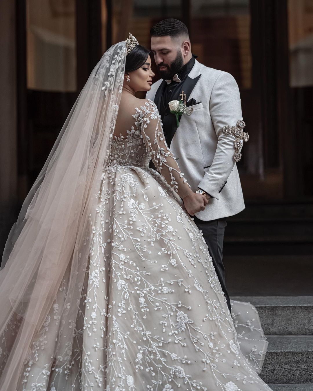 Elegant Ball Gown Wedding Dresses Appliques Sequins Beads V Neck Long Sleeves Backless Floor Length Train Elegant High Waist Vintage Robes De Soiree