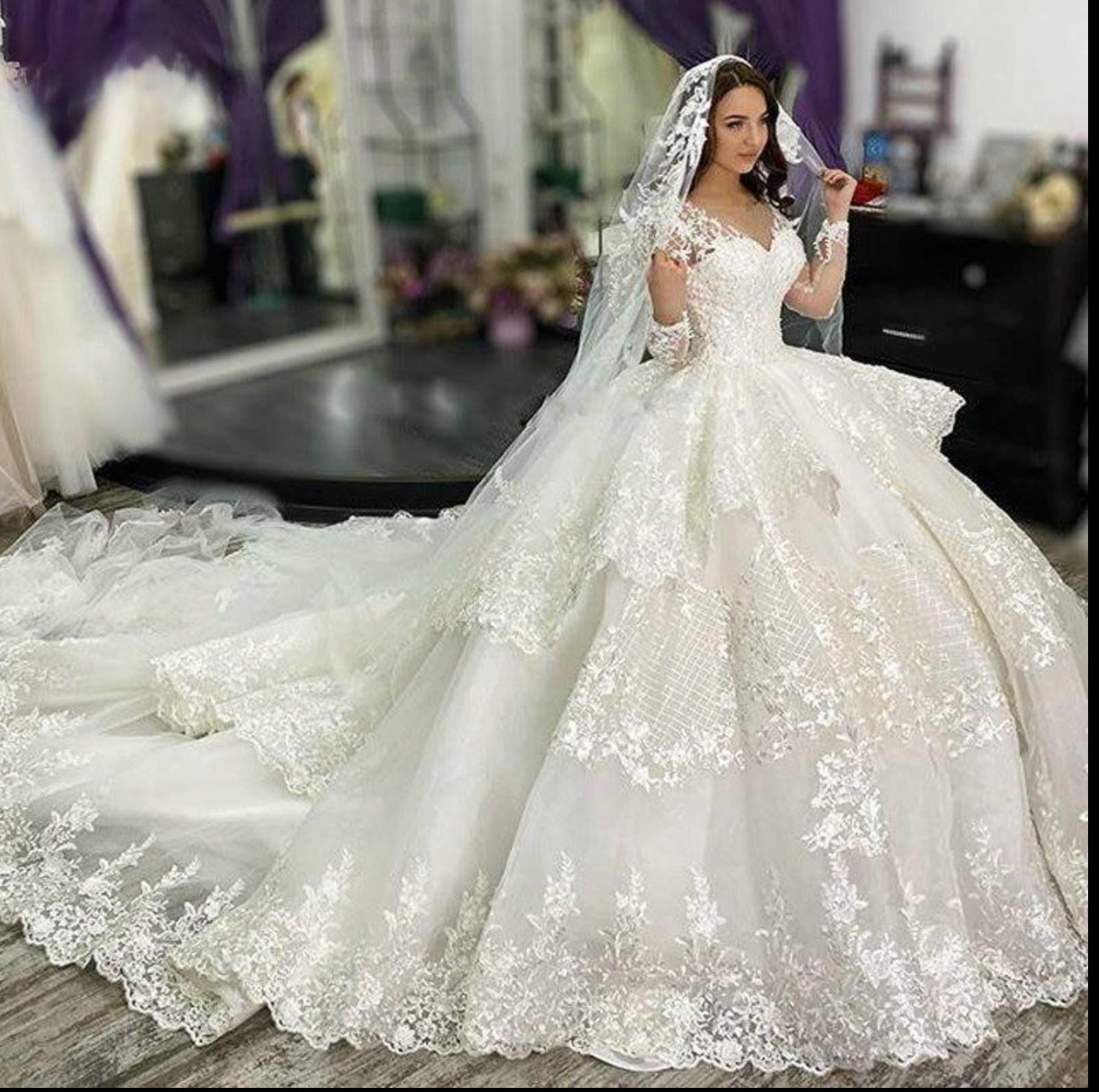 Luxury Long Sleeve Tiered Skirt Ball Gown Wedding Dresses Chapel Train Ivory Bridal Gowns V-Neck Plus Size Lace Appliqued Wedding Dress Custom Made Ro