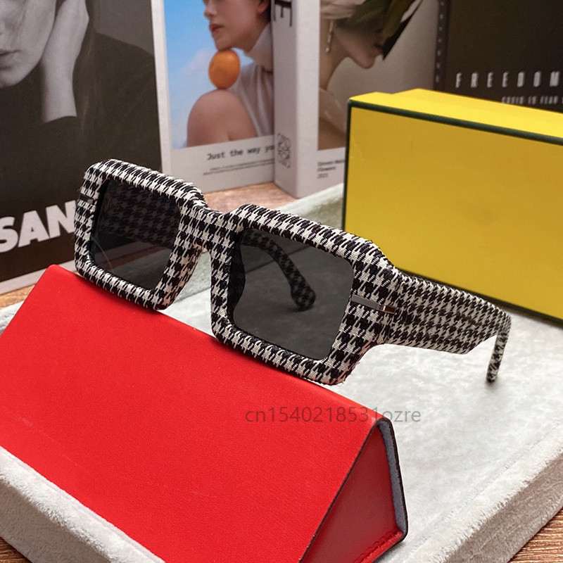 Square Sunglasses Women Black Clear Lens Female Retro Shades Designer Eyewear 40045 2022 Summer Catwalk Fashion 220805
Square Sunglasses Women Black Clear Lens Female Retro Shades Designer Eyewear 40045 2022 Summer Catwalk Fashion 220805