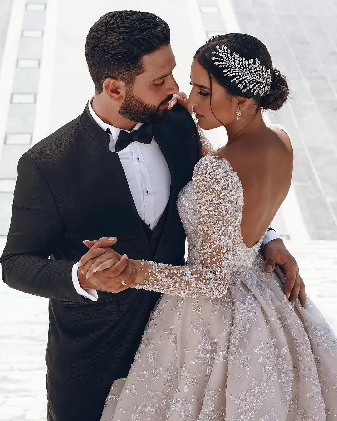 Luxurious Ball Gown Wedding Dresses Sexy Strapless Ruffles Backless Lace Long Sleeves V Neck Beads Sequins Appliques Diamonds Arabic Bridal Gowns