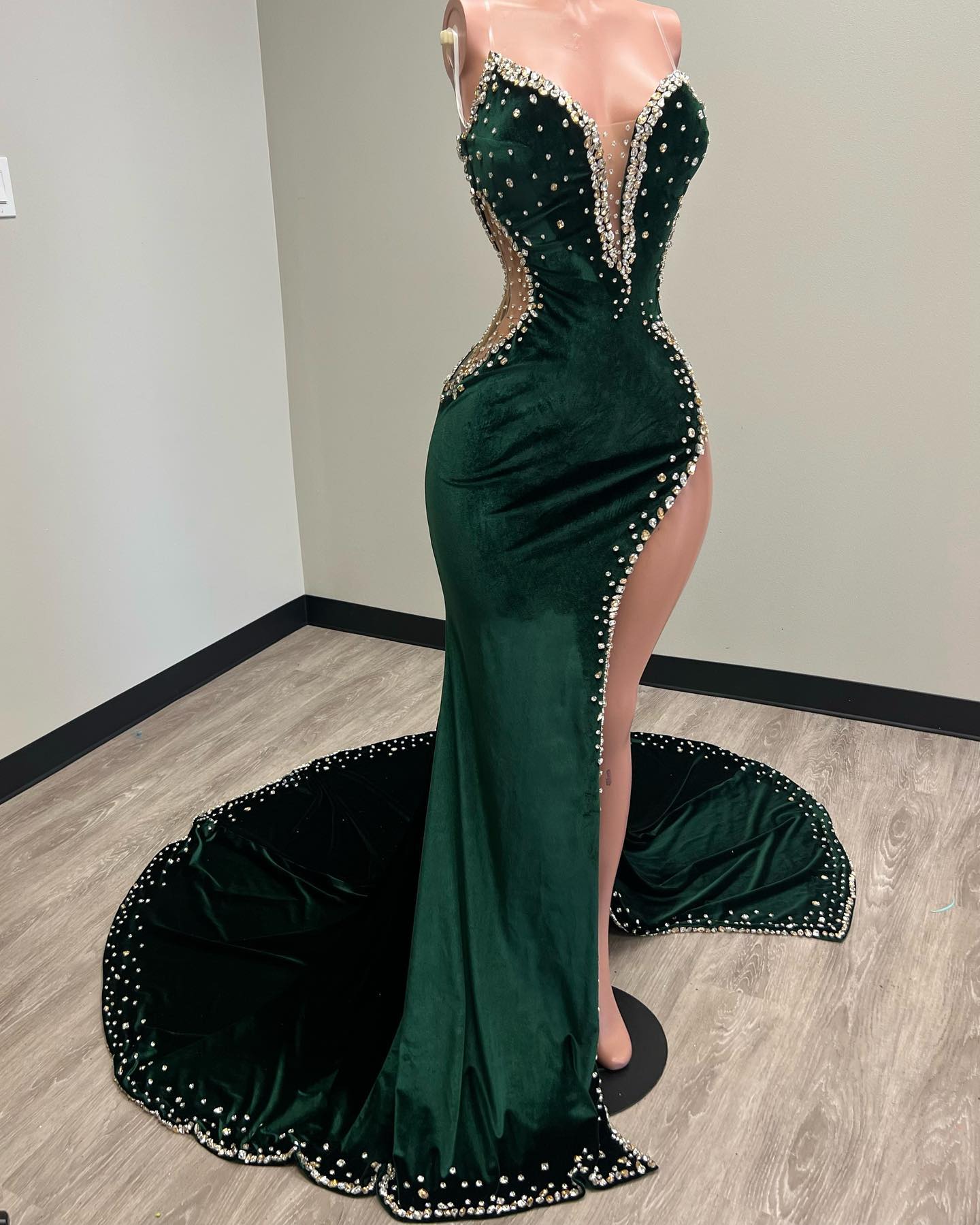 Stunning Mermaid Prom Dresses Beaded Plunging Neck Side Split Velvet Rhinestones Evening Gowns Sweep Train Plus Size Formal Wear