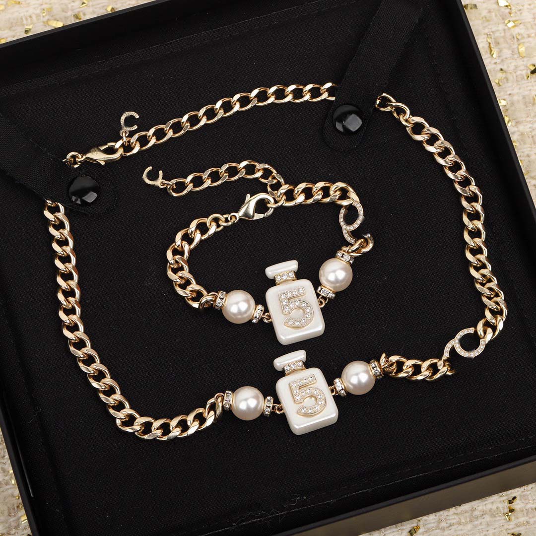 2022 Top quality Charm dangle pendant necklace bracelet waist belt with bottle design and nature shell beads for women engagement jewelry gift have box stamp PS7903
2022 Top quality Charm dangle pendant necklace bracelet waist belt with bottle design and nature shell beads for women engagement jewelry gift have box stamp PS7903