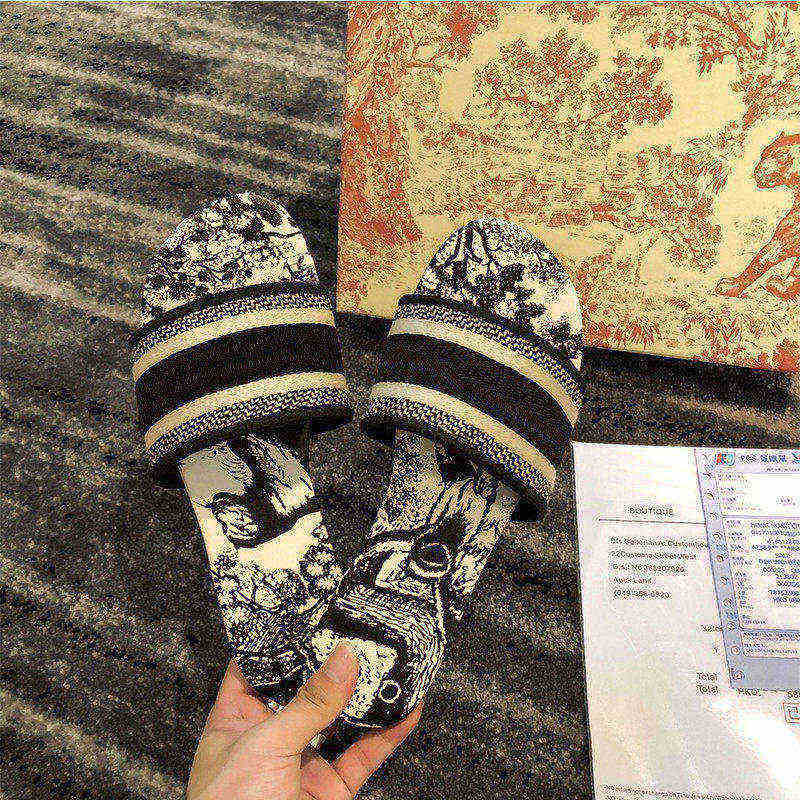 new Women Sandals Slippers Embroidery Floral Brocade Flip Flops luxuries loafers Striped Beach Genuine Leather Dazzle Flowers, Box
new Women Sandals Slippers Embroidery Floral Brocade Flip Flops luxuries loafers Striped Beach Genuine Leather Dazzle Flowers, Box