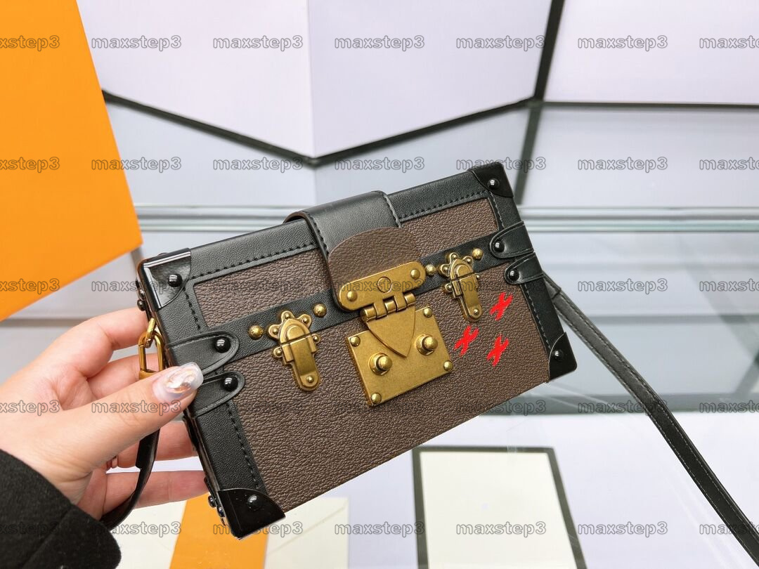 Fashion Little Trunk Luxurys Bags Monograms Canvas Designers S-Lock Cross-Body Adjustable Strap Vintage Denim Clutch Petite Malle Handbag
Fashion Little Trunk Luxurys Bags Monograms Canvas Designers S-Lock Cross-Body Adjustable Strap Vintage Denim Clutch Petite Malle Handbag