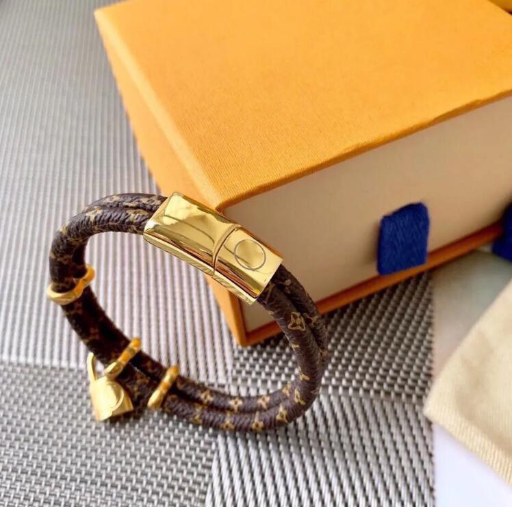 Bangle Bracelets high quality luxury jewelry designer Viutonity Double leather strap retro bracelet with magnetic clasp lvs original packaging
Bangle Bracelets high quality luxury jewelry designer Viutonity Double leather strap retro bracelet with magnetic clasp lvs original packaging