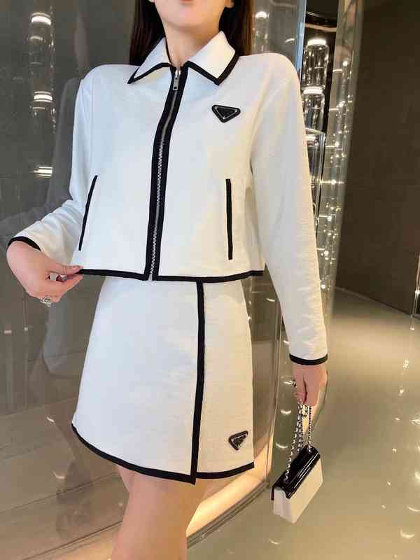 Set new letter triangle contrast color simple Lapel long sleeve zipper jacket shorts two-piece set, White
Set new letter triangle contrast color simple Lapel long sleeve zipper jacket shorts two-piece set, White