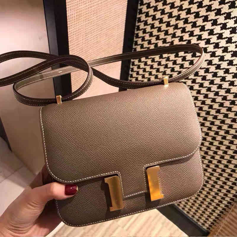 Designer Handbags Women Luxurys Designer Handbags New 2021 Family Stewardess Leater Women's Button Small Square Palm Kangkang Mini One Shoulder Messenger Bag, Red gold button large 23cm
Designer Handbags Women Luxurys Designer Handbags New 2021 Family Stewardess Leater Women's Button Small Square Palm Kangkang Mini One Shoulder Messenger Bag, Red gold button large 23cm
