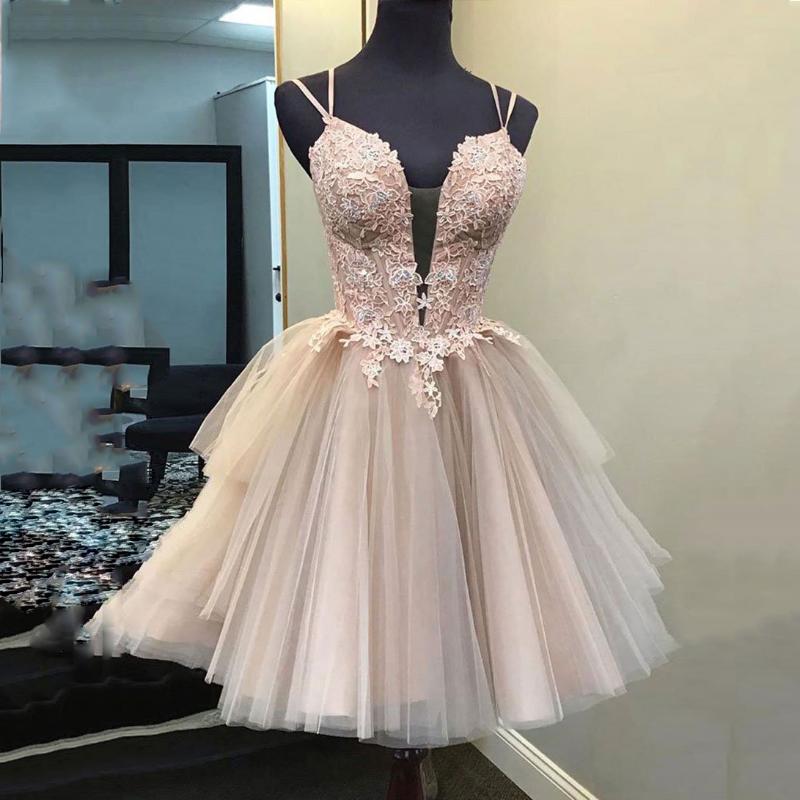Party Dresses Sweet Cute Short Homecoming Deep V-Neck Spaghetti Strap Lace Applique Ruffles Tulle Ball Gown Women Prom GownsParty, Champagne
Party Dresses Sweet Cute Short Homecoming Deep V-Neck Spaghetti Strap Lace Applique Ruffles Tulle Ball Gown Women Prom GownsParty, Champagne