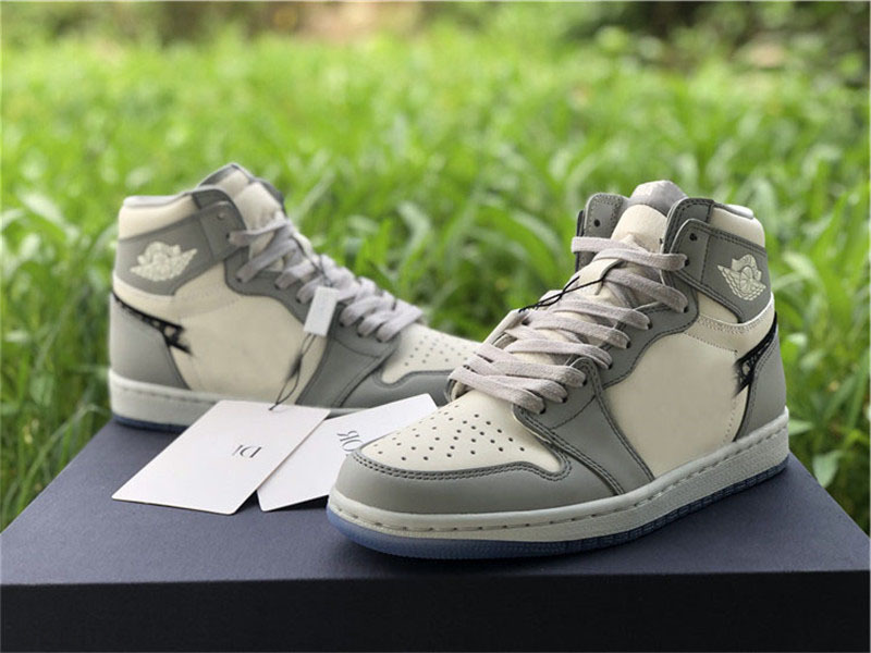 Shoes Authentic 1 High OG Basketball Men Women 1S Wolf Grey Sail Photon Dust White Original Bag CN8607-002, All have logo
Shoes Authentic 1 High OG Basketball Men Women 1S Wolf Grey Sail Photon Dust White Original Bag CN8607-002, All have logo