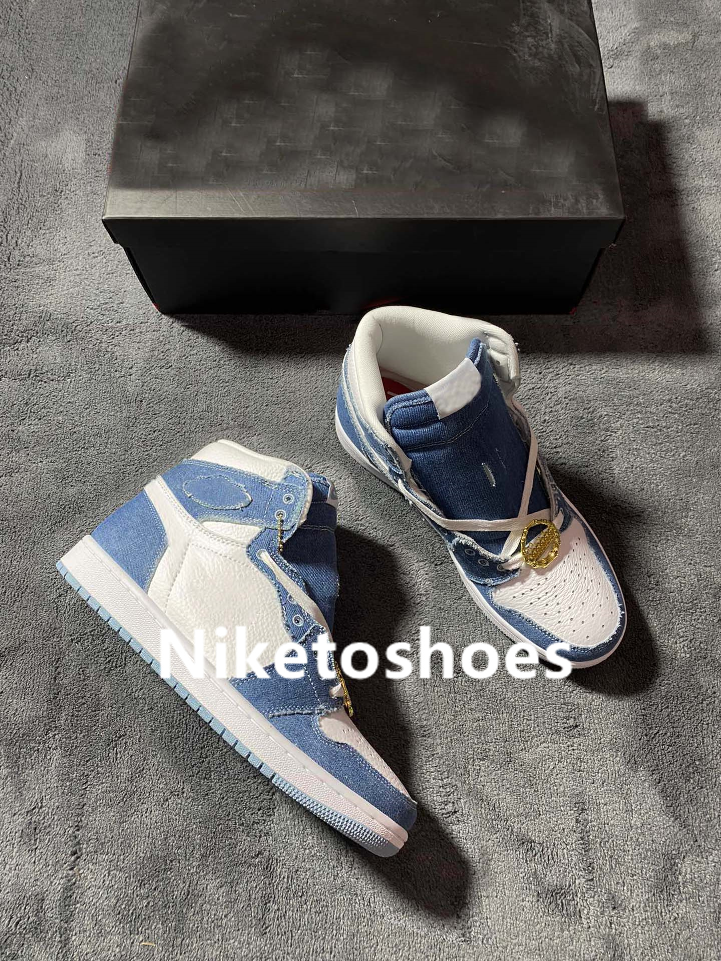 Jumpman 1s 1 High OG Denim basketball shoes for Men sports shoe White Blue Metallic Gold women Men outdoor trainers sport sneakers 36-46 DM9036-104, 01
Jumpman 1s 1 High OG Denim basketball shoes for Men sports shoe White Blue Metallic Gold women Men outdoor trainers sport sneakers 36-46 DM9036-104, 01