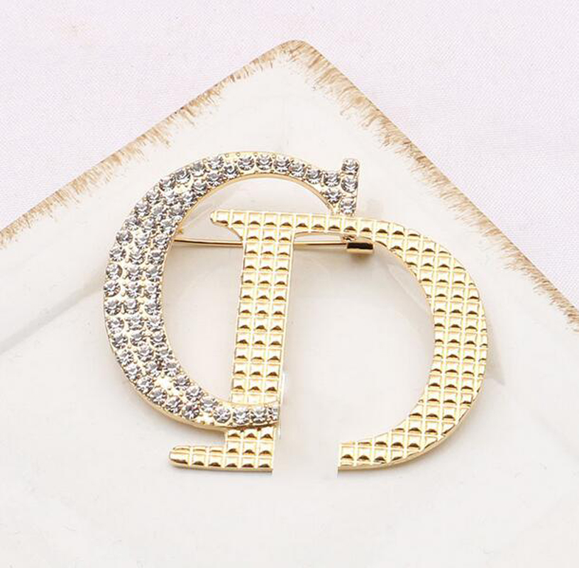 2color Brand Designer Letter Brooches Gold-plated Small Sweet Wind Brooch Couples Women Men Suit Pins Jewelry Accessories
2color Brand Designer Letter Brooches Gold-plated Small Sweet Wind Brooch Couples Women Men Suit Pins Jewelry Accessories
