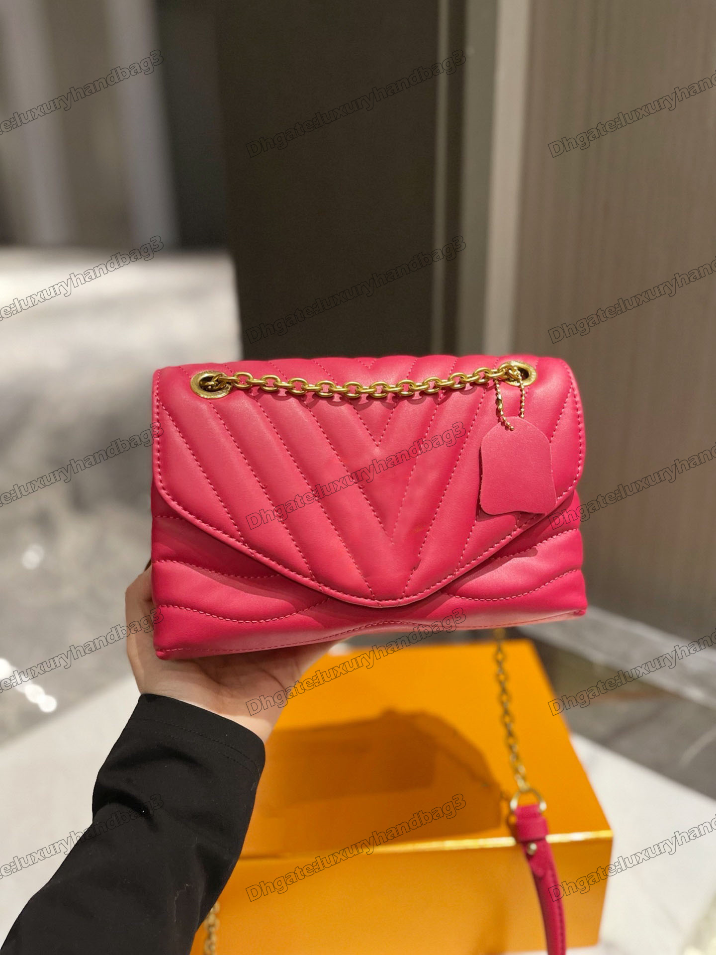 NEW WAVE CHAIN Bag V shaped Handbag Women Classic vintage Luxury Designers crossbody Single shoulder Pattern Bags M58552
NEW WAVE CHAIN Bag V shaped Handbag Women Classic vintage Luxury Designers crossbody Single shoulder Pattern Bags M58552