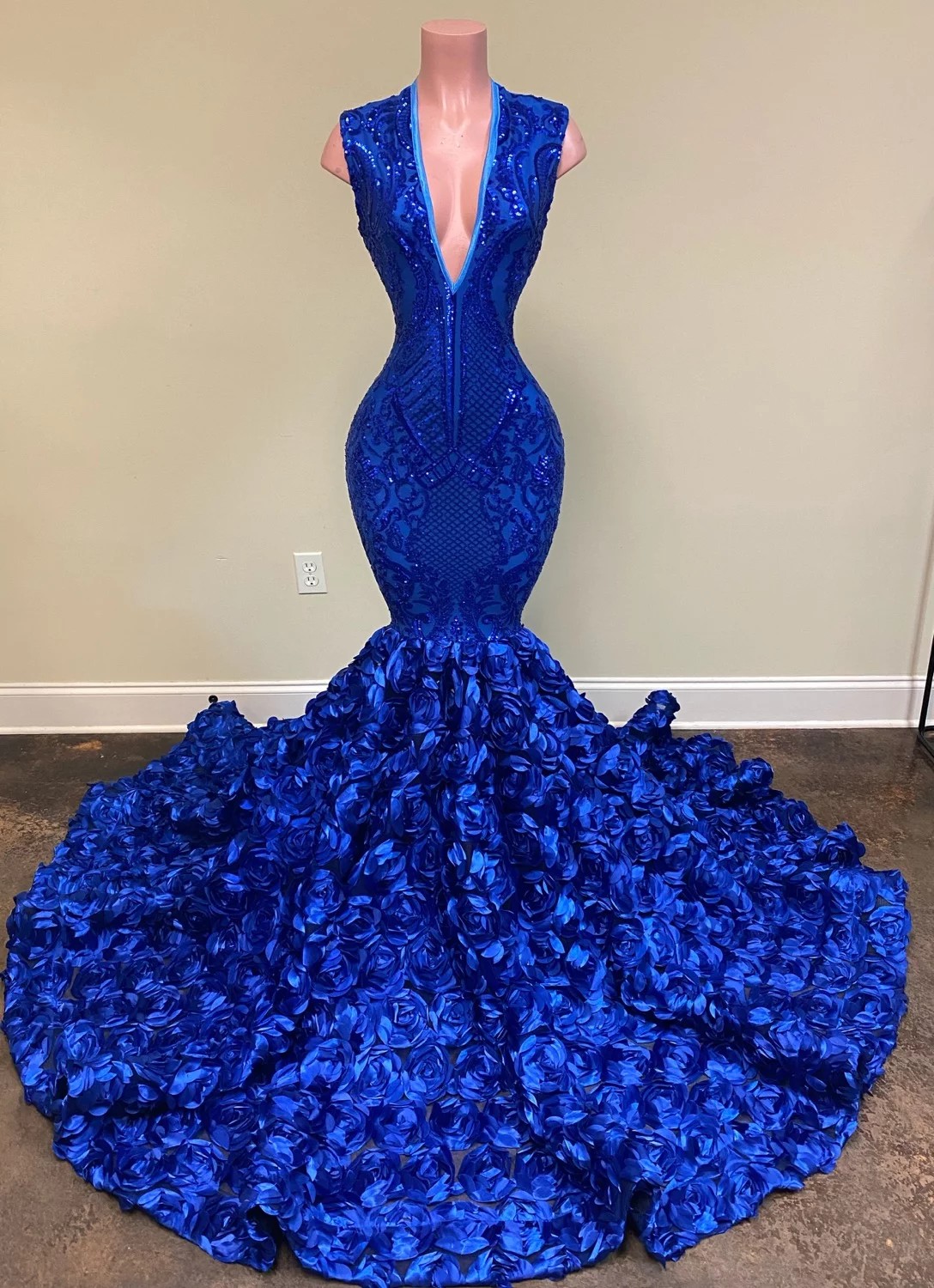Sparkly Elegant V-neck Royal Blue Sleeveless 3D Rose Mermaid Prom Dress Long Sequined Black Girls Gala Evening Party Wear Gowns Custom Made