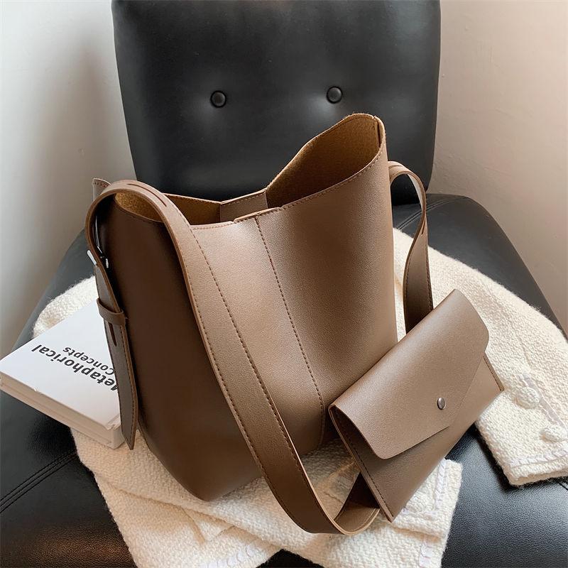 Evening Bags Tote Women Bag Underarm Shoulder Female Designer Handbag Retro High Capacity Simple PU Leather Fashion 2022, Black
Evening Bags Tote Women Bag Underarm Shoulder Female Designer Handbag Retro High Capacity Simple PU Leather Fashion 2022, Black
