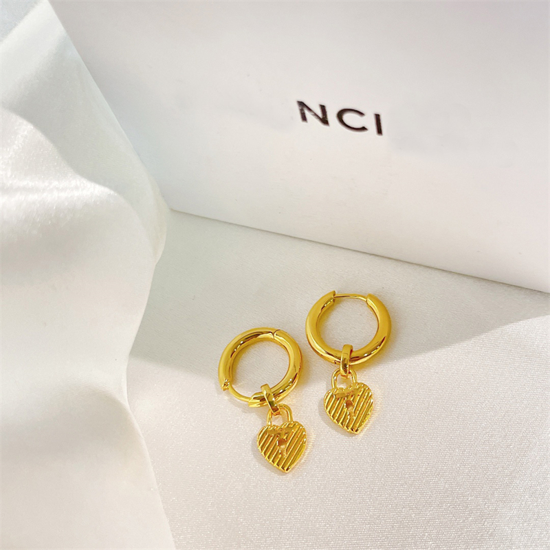 Designer Earrings Women Charm Luxury Gold Heart Design Letter Earring Luxurys Gifts High Quality Jewelrys Party Wedding Jewelry 0503YB
Designer Earrings Women Charm Luxury Gold Heart Design Letter Earring Luxurys Gifts High Quality Jewelrys Party Wedding Jewelry 0503YB