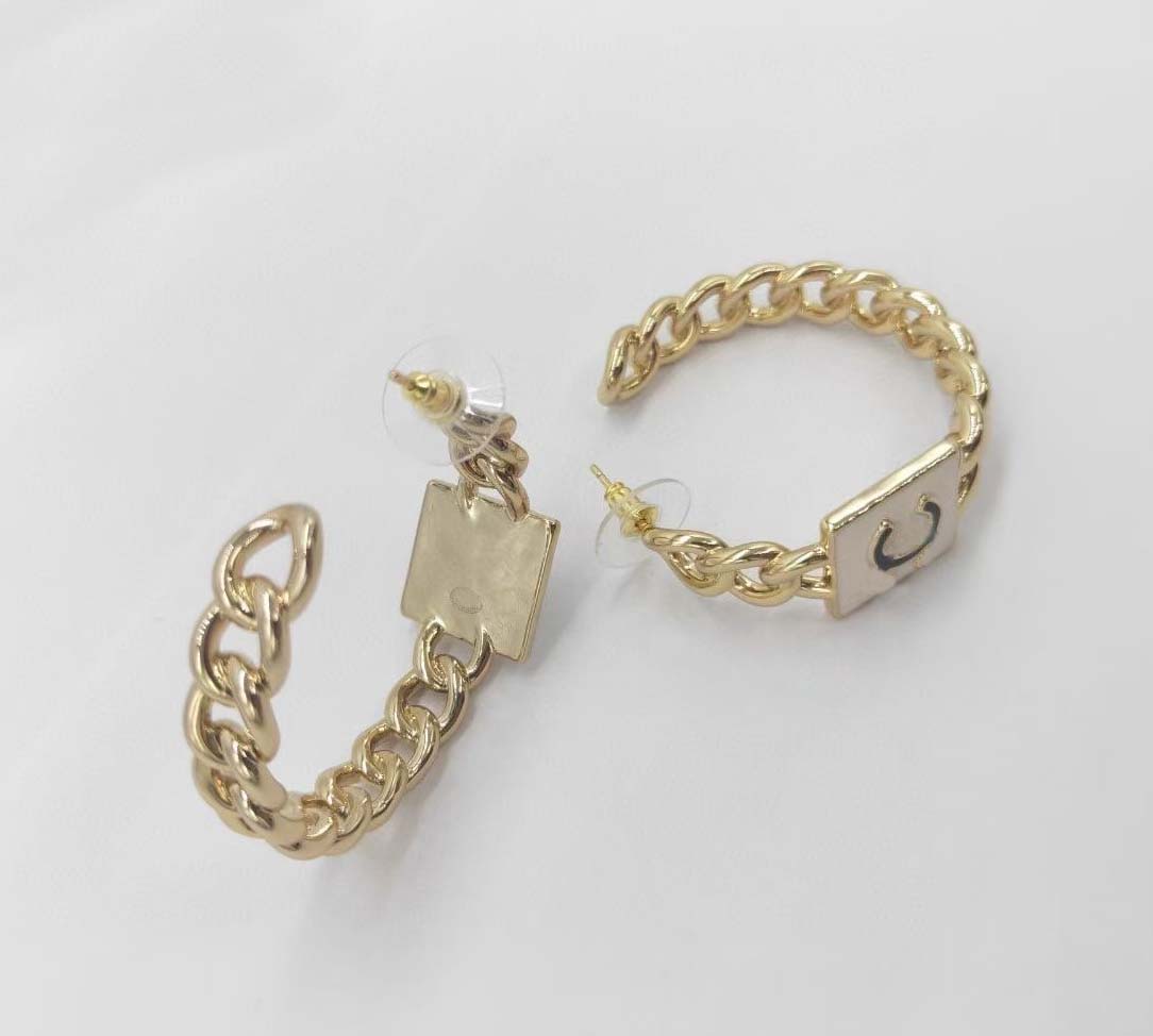 2022 Top quality Charm drop earring with white enamel color in 18k gold plated for women wedding jewelry gift have box stamp PS4288A
2022 Top quality Charm drop earring with white enamel color in 18k gold plated for women wedding jewelry gift have box stamp PS4288A