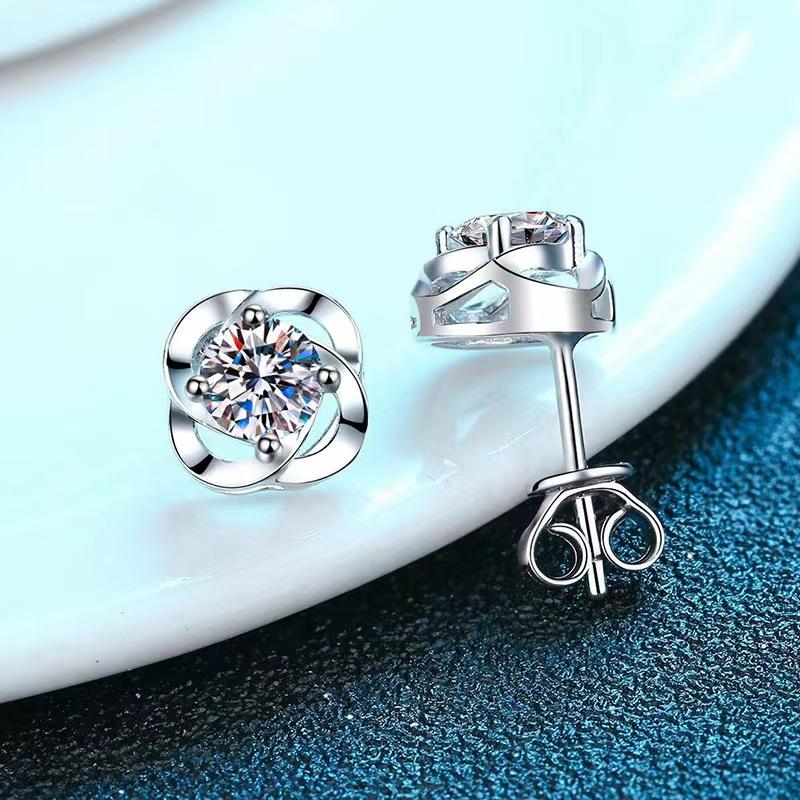 Stud Trendy 925 Sterling Silver Clover Moissanite Earirngs Pave 0.3-0.5ct D Color VVS1 Gra Diamond Earrings For WomenStud
Stud Trendy 925 Sterling Silver Clover Moissanite Earirngs Pave 0.3-0.5ct D Color VVS1 Gra Diamond Earrings For WomenStud