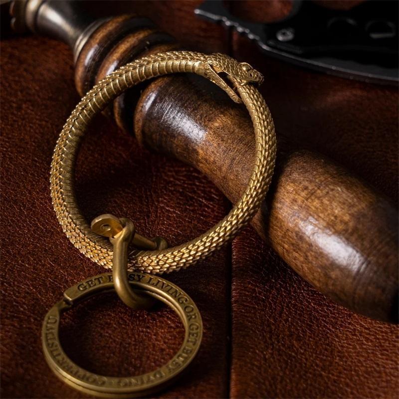 Retro Brass Snake Key Ring Bite chain Ouroboros Accessory Pendant Copper Car Hanging 220411