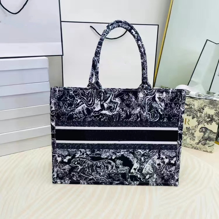 2022 Fashion luxury handbags Designer bags Cross Body Handbag Shoulder Bag High quality Large Capacity embroidered shopping Tote 22 colors available
2022 Fashion luxury handbags Designer bags Cross Body Handbag Shoulder Bag High quality Large Capacity embroidered shopping Tote 22 colors available
