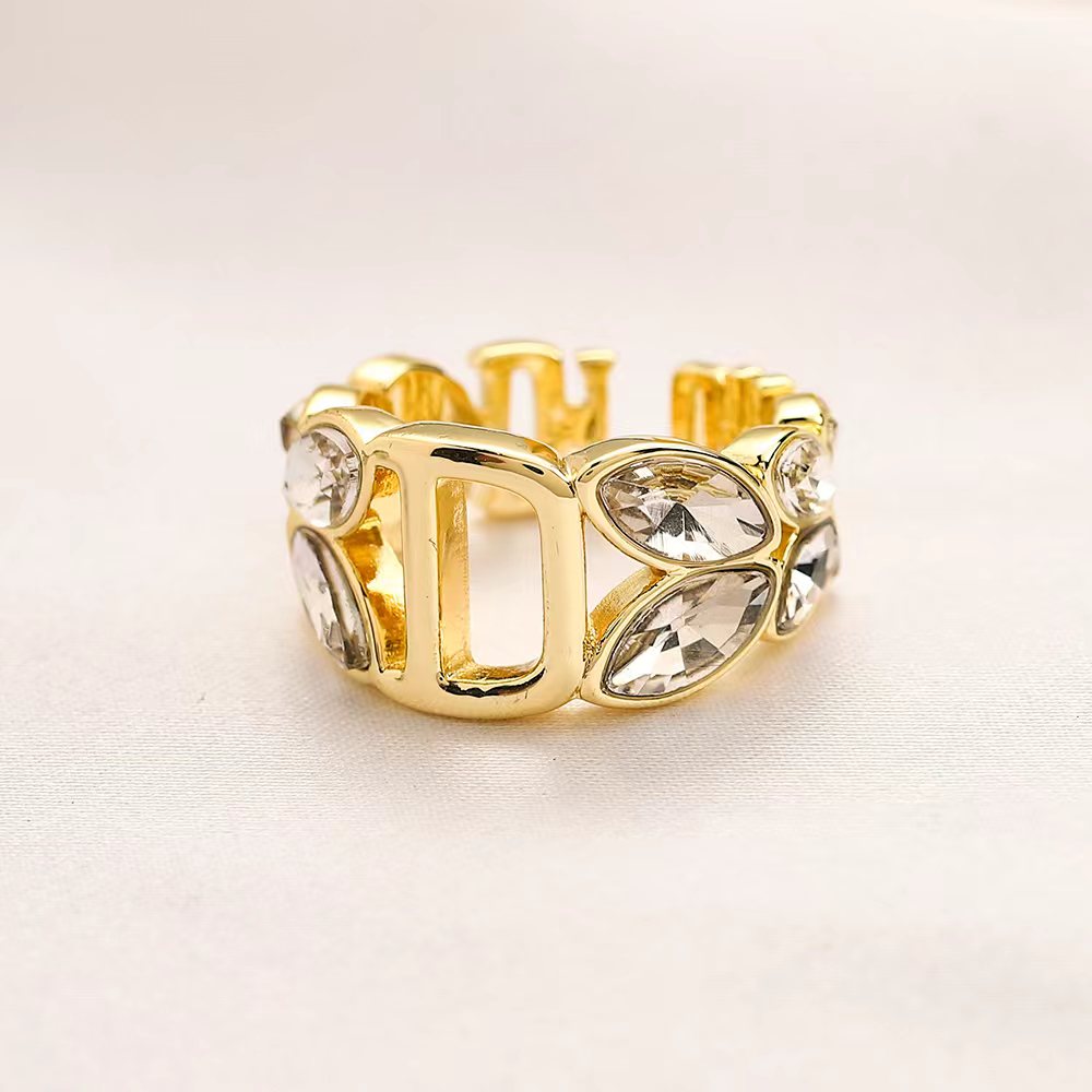 Luxury Designer Top Quality Extravagant Brand Letter Band Rings 18K Gold Plated Stainless Steel Open Ring Fashion Women Men Crystal Rhinestone Wedding Jewelry
Luxury Designer Top Quality Extravagant Brand Letter Band Rings 18K Gold Plated Stainless Steel Open Ring Fashion Women Men Crystal Rhinestone Wedding Jewelry