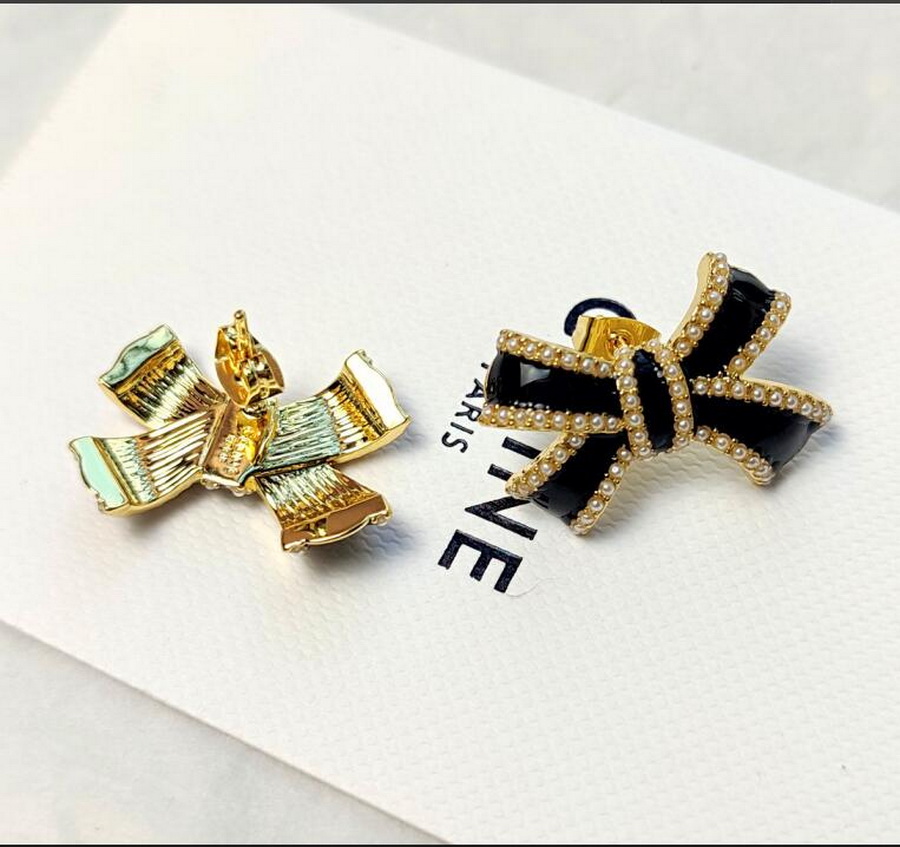 French style Dangle refinement bow knot Micro inlays pearls ladies earring studs 18k gold-plated luxurious women's party earrings stud
French style Dangle refinement bow knot Micro inlays pearls ladies earring studs 18k gold-plated luxurious women's party earrings stud