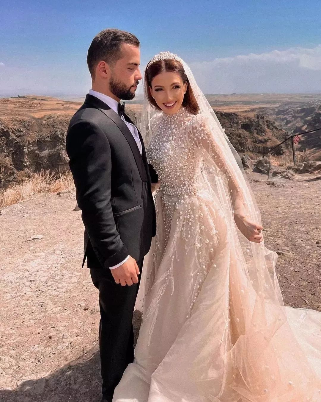 Ball Gown Wedding Dresses High Neck Portrait Long Sleeves Pearls Beads Sequins Appliques Lace Ruffles or Length Bridal Gowns Plus Size robes de soiree