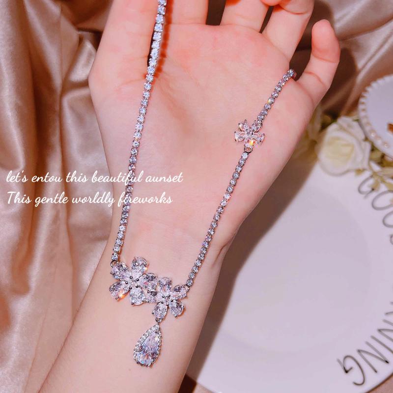 Chains Foydjew Luxury Quality Jewelry Bright Water Drop Pear-shaped Zircon Necklaces Flower Necklace Clavicle Chain For WomenChains
Chains Foydjew Luxury Quality Jewelry Bright Water Drop Pear-shaped Zircon Necklaces Flower Necklace Clavicle Chain For WomenChains